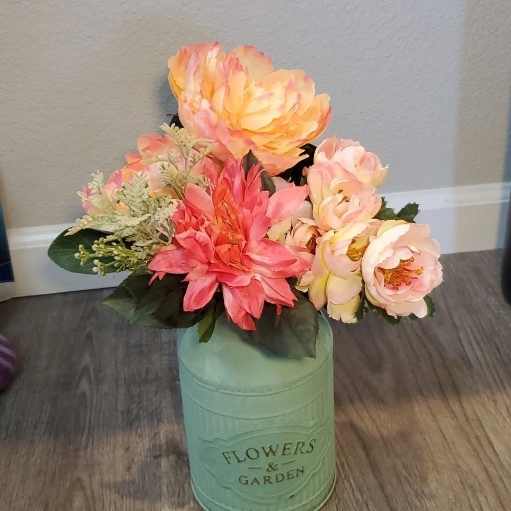 🎏NWOT FLORAL CAN